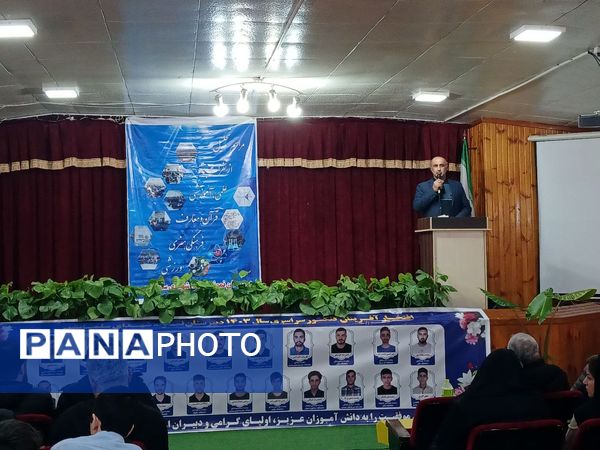 مراسم تقدیر از نفرات برتر دبیرستان نمونه‌ شهدای‌ سلمانشهر عباس‌آباد