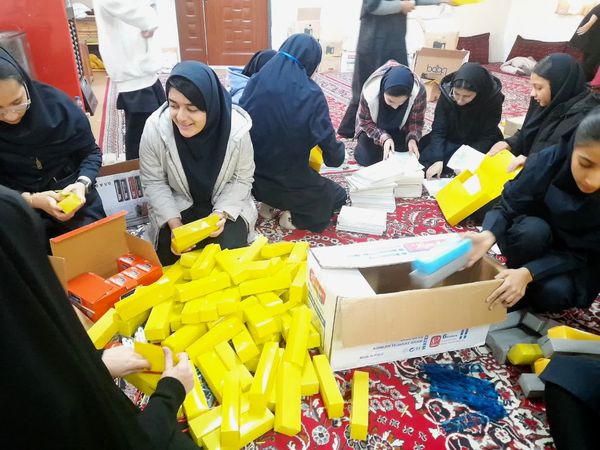 اهدای ۶۰۰ پک لوازم التحریر برای دانش‌آموزان کم برخوردار