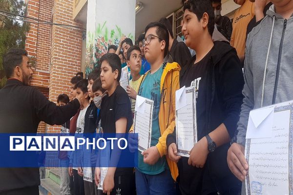 تقدیر از دانش‌آموزان برتر دبیرستان شاهد سردار شهید قاجاریان 