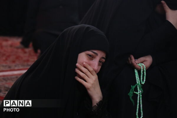 پرچم حرم حضرت زینب در میان شیعیان عزادار سوریه