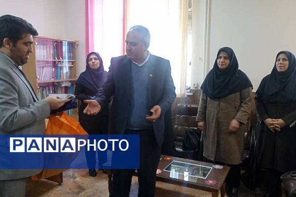 حضور سرزده مدیرکل آموزش و پرورش شهرستان‌های تهران در دبستان حافظ منطقه عباس آباد ناحیه یک شهرری