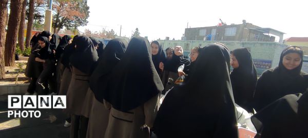 برپایی بازارچه دانش آموزی در دبیرستان نمونه اندیشه شهرستان کاشمر