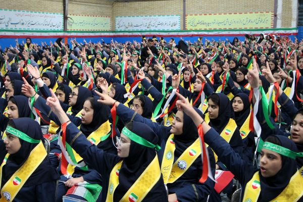 هم‌سرایی هزار نفری دانش‌آموزان یاور انقلاب در اسلامشهر