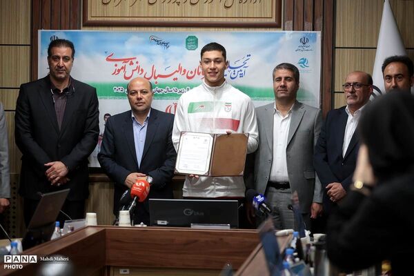 مراسم تجلیل از قهرمانان والیبال دانش‌آموزی ایران