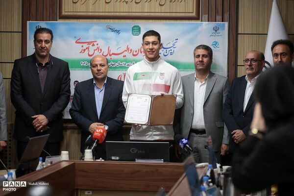 مراسم تجلیل از قهرمانان والیبال دانش‌آموزی ایران