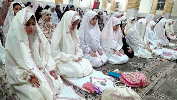لحظات نورانی اعتکاف و نماز جماعت در مسجد امام حسن عسگری(ع)