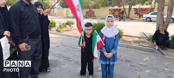 همبستگی کودکان بندرعباس با خانواده شهدای دبستان شجره طیبه میناب؛ عزاداری و محکومیت جنایت تروریستی