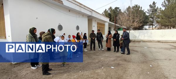 مسابقات دارت پدر و دختری به مناسبت روز پدر در دبیرستان شهید اسدالله شجاعی