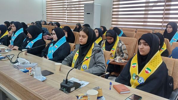 نشست دانش‌آموزان پیشتاز و پانا با مسئولان آموزش و پرورش همدان