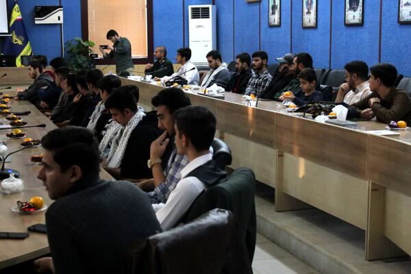 دیدار جمعی از دانش‌آموزان زنجانی با فرمانده سپاه انصارالمهدی 