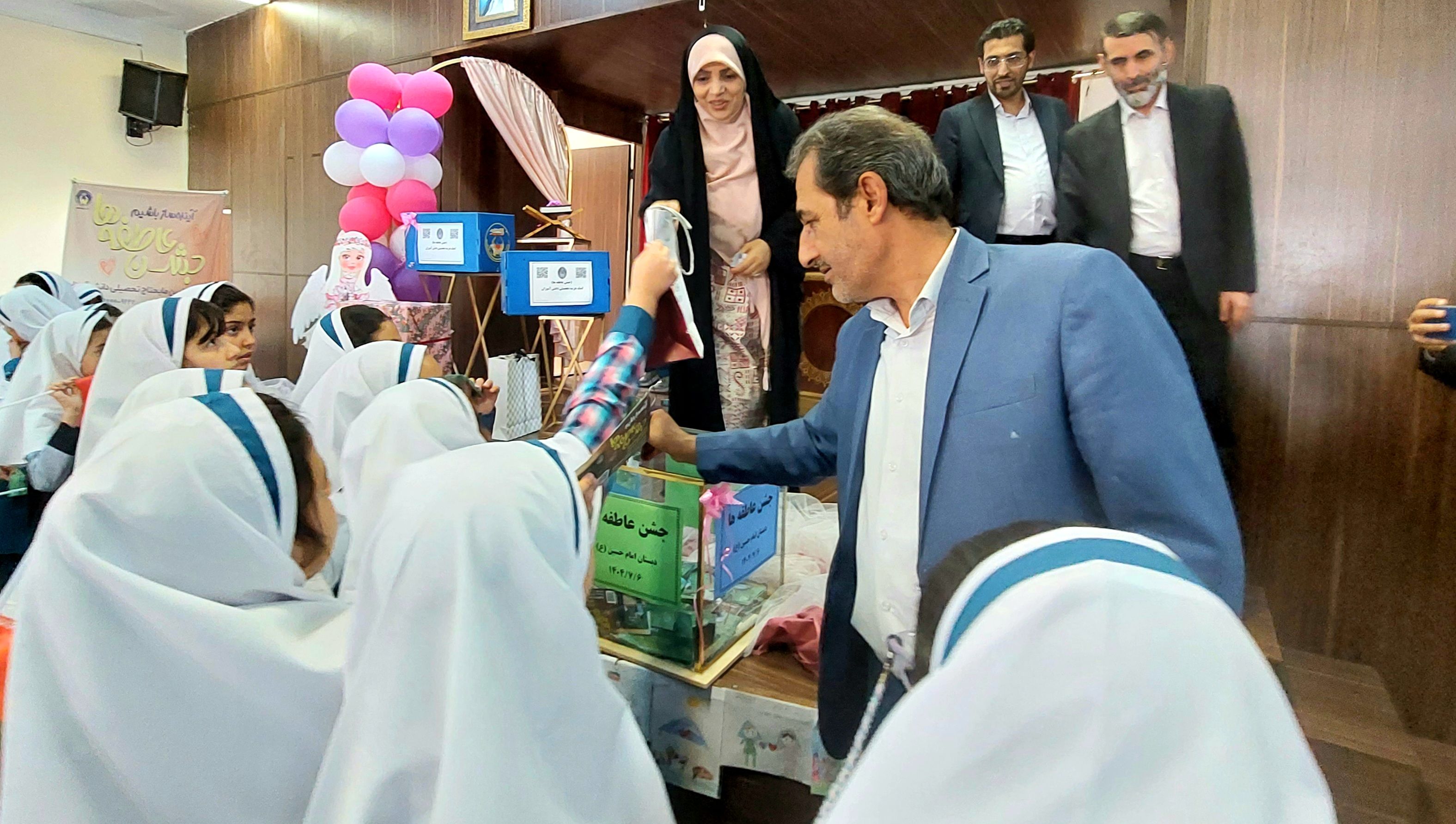 جشن عاطفه‌ها در مدارس منطقه ۵؛ جلوه‌ای از همدلی برای حمایت از دانش‌آموزان نیازمند