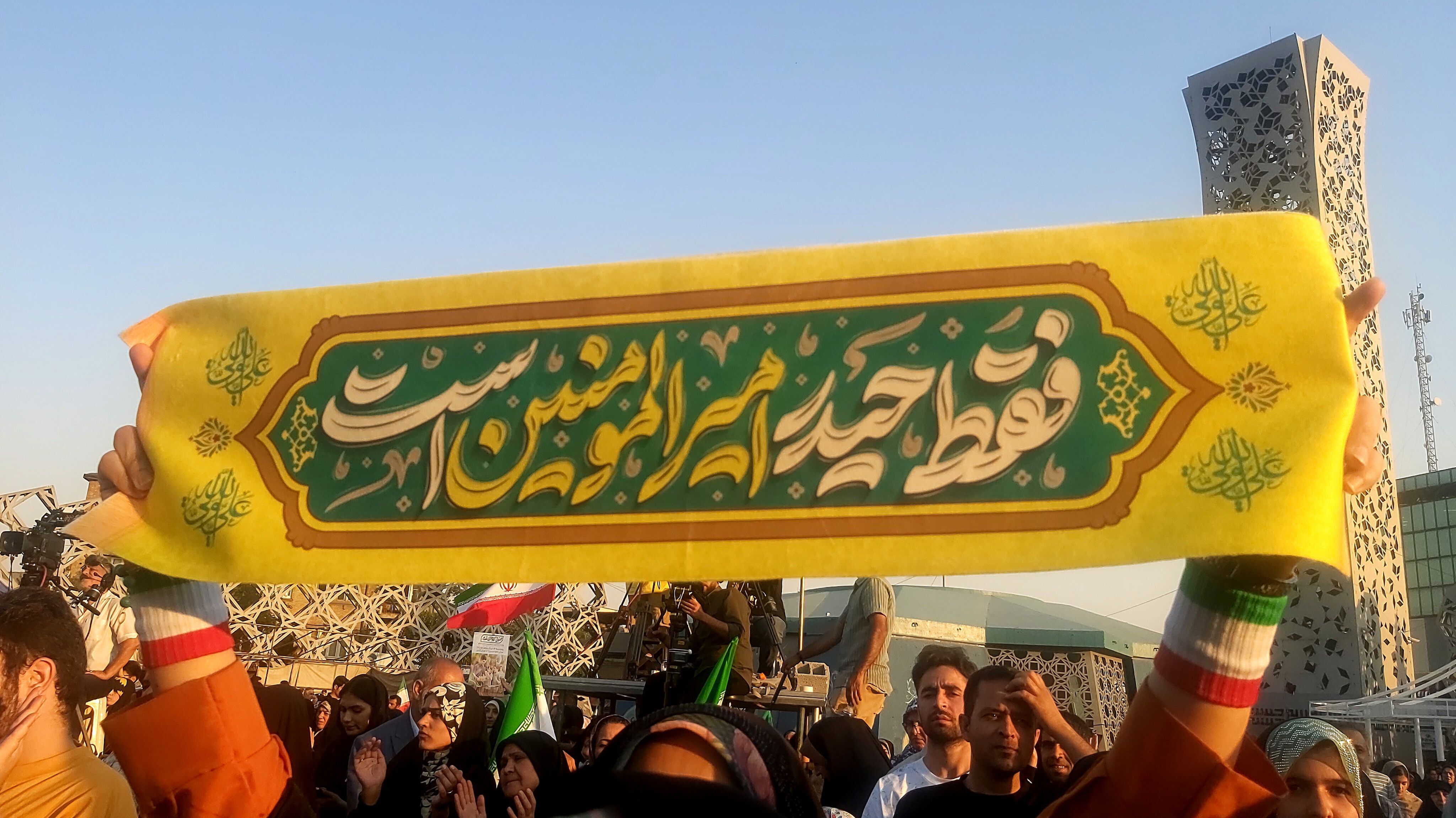 قلب هایی مملو از عشق به ولایت در تهران
