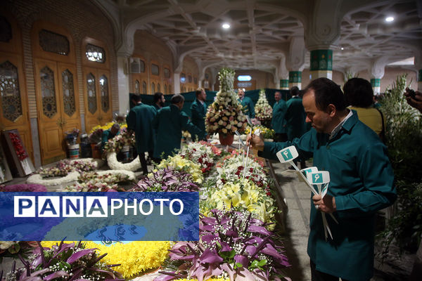 گل آرایی ضریح مطهر حضرت معصومه(س) به مناسبت روز دختر