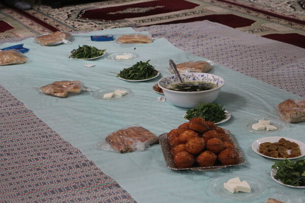 برپایی سفره نذری حضرت فاطمه (س) در مسجد چهارده معصوم (ع) اردبیل