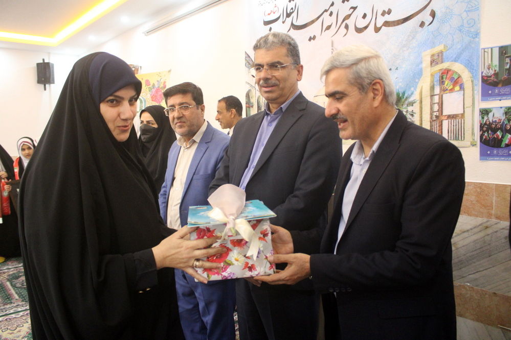 سپاس مربی در دبستان امید انقلاب بوشهر