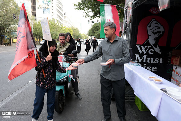 خدمات رسانی و پذیرایی موکب های وزارت آموزش و پرورش از تشییع کنندگان پیکر رهبر شهید انقلاب