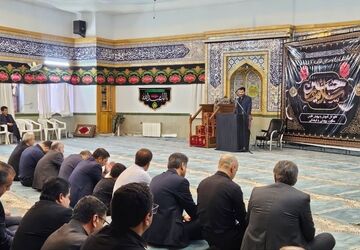 طنین زیارت عاشورا در روز دوم محرم در اداره‌کل آموزش‌وپرورش فارس