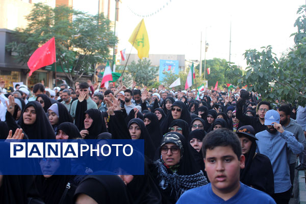 جلوه‌های حماسی از حضور نوجوانان قمی در مراسم تشییع شهدا 