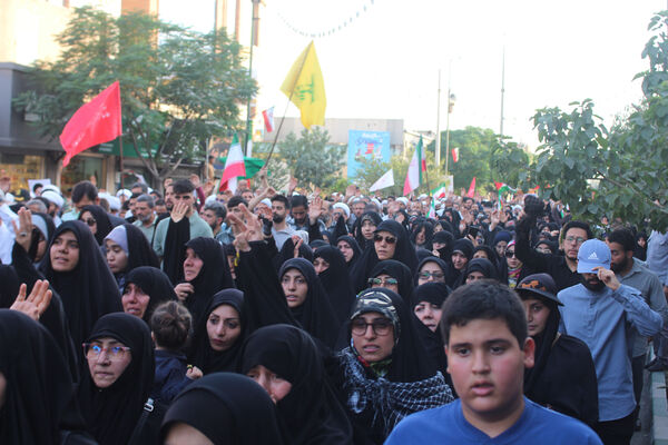 جلوه‌های حماسی از حضور نوجوانان قمی در مراسم تشییع شهدا 