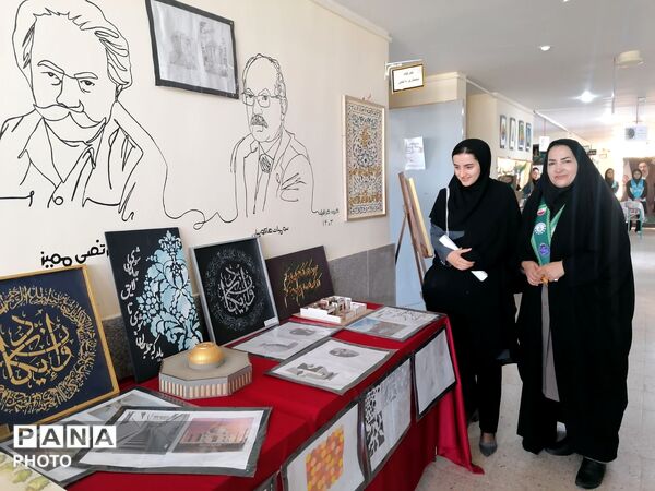 افتتاح نمایشگاه دست سازه‌های هنری در هفته مشاغل