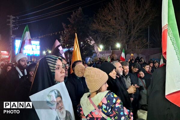 حضور جمعیت گسترده مردمی در یادبود شهادت امام خامنه‌ای