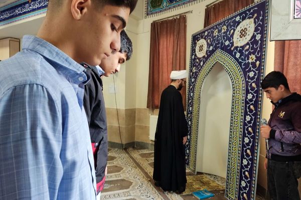 برپایی نماز جماعت در مدرسه انصارالمهدی قرچک 