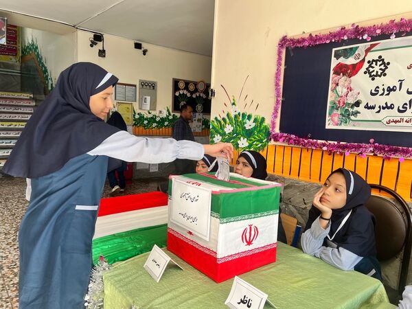 بیست و هفتمین‌ انتخابات شورای دانش‌آموزی دبستان دخترانه المهدی ناحیه 2 کرج