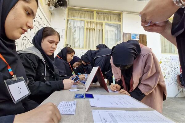 بازدید دانش‌آموزان دبیرستان پویش از کتابخانه عمومی فرهنگسرای کوثر دماوند 