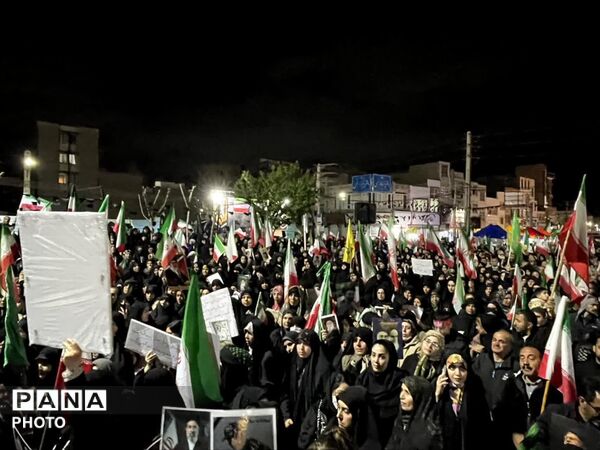 حضور دانش‌آموزان و کودکان فردیسی در راهپیمایی شبانه «جنگ رمضان»