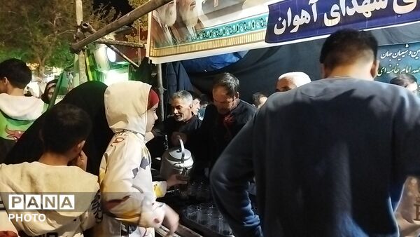 موکب ها در سراسر حسینیه امام خمینی آماده خدمت هستند 