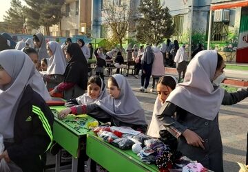 بازارچه دانش‌آموزی با شورواشتیاق در دبستان نیایش برگزار شد