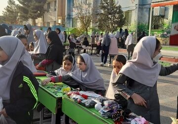 بازارچه دانش‌آموزی با شورواشتیاق در دبستان نیایش برگزار شد