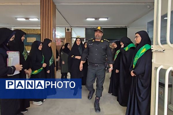 نواختن زنگ امنیت اجتماعی به مناسبت هفته نیروی انتظامی در هنرستان قدس ناحیه دو شهرری 