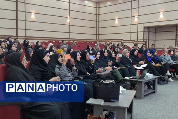 برگزاری کارگاه آموزشی هوش مصنوعی در سالن اجتماعات دکتر گل نراقی