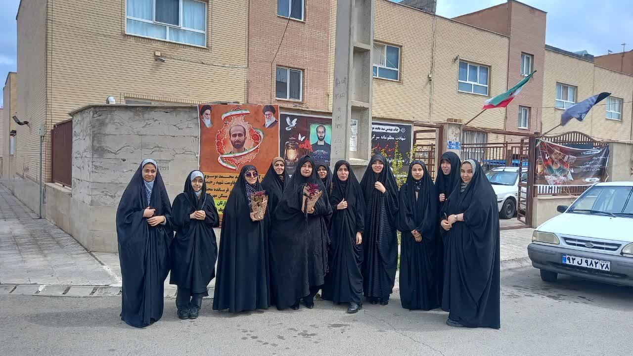 دیدار دانش‌آموزان شهر کهک با خانواده خلبان شهید «مجید دلیریان»
