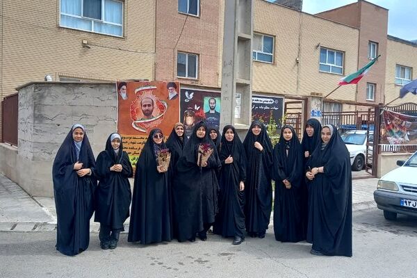 دیدار دانش‌آموزان شهر کهک با خانواده خلبان شهید «مجید دلیریان»