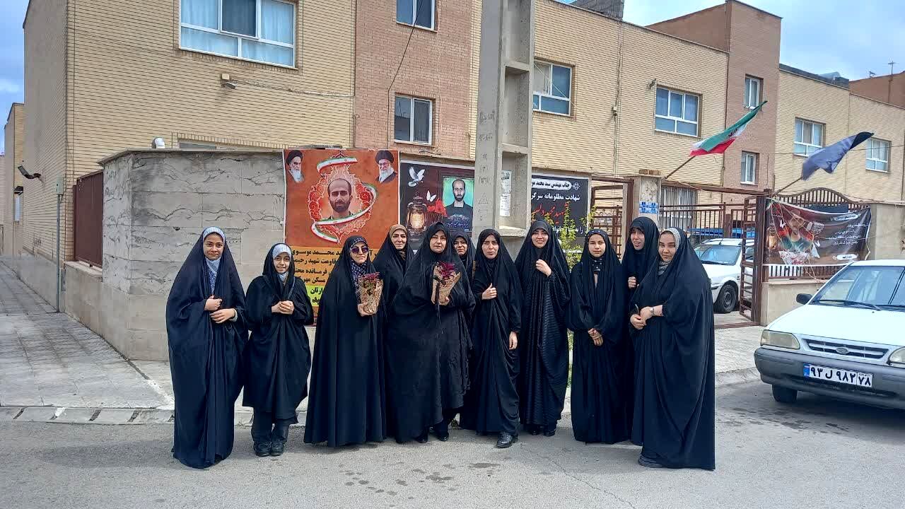 دیدار دانش‌آموزان شهر کهک با خانواده خلبان شهید «مجید دلیریان»