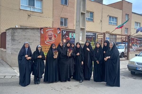 دیدار دانش‌آموزان شهر کهک با خانواده خلبان شهید «مجید دلیریان»