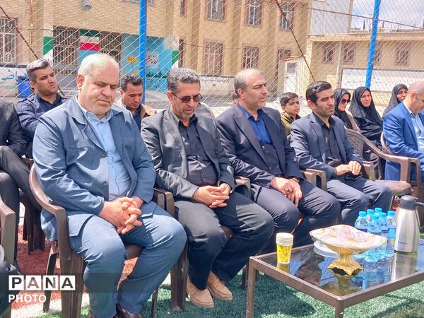 آیین نامگذاری زمین چمن مصنوعی مدرسه بهاءالدین ادب به نام شهید دانش‌آموز ماهان زارعی