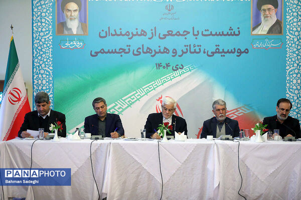 نشست معاون اول رئیس جمهور با جمعی از هنرمندان موسیقی، تئاتر و هنرهای تجسمی