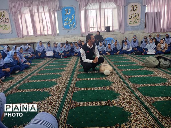 جلسه  آموزشی طرح ماهر سفیران سلامت در مدرسه بنت المهدی صدر ۲