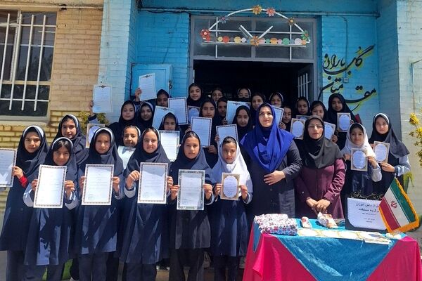 تجلیل از دانش آموزان برگزیده دبستان ناهید نخودی