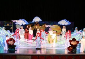 حضور ۵۰ دختر هنرمند در اجرای نمایش «دنیا و یه روز عجیب»