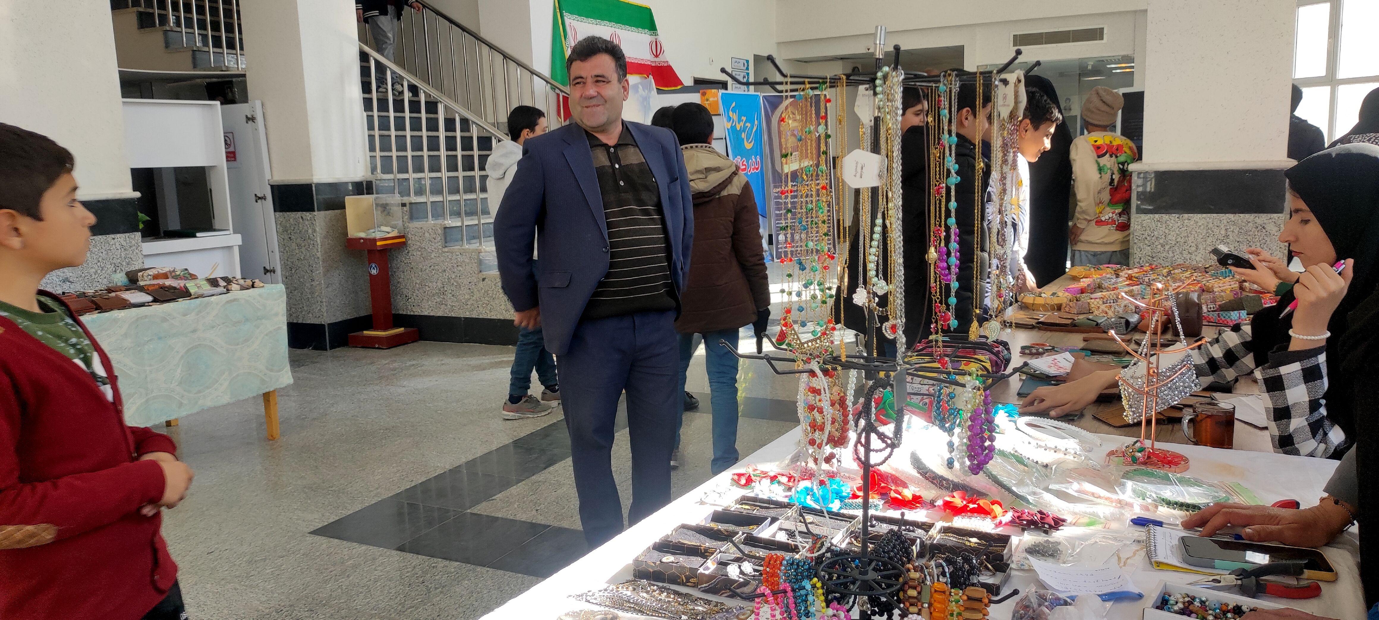 بازدید دانش‌آموزان دبیرستان فرزانگان از کتابخانه اندیشه شیروان