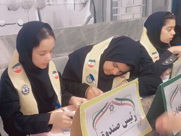 انتخابات شورای دانش آموزی در دبیرستان دخترانه انیس خوش قدم