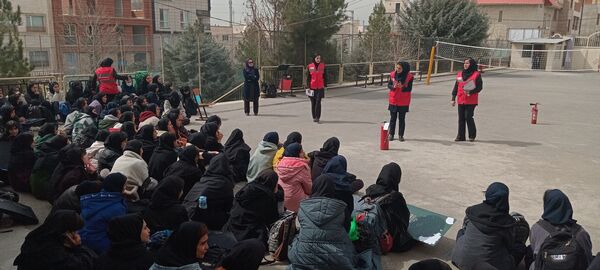 کارگاه آموزشی آشنایی با اصول ایمنی و اطفاء حریق در هنرستان آفرینش پردیس 