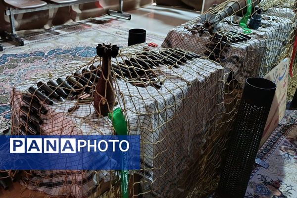 ادای احترام دانش‌آموزان دبیرستان هدی به مقام شامخ شهدا در یادواره محلی