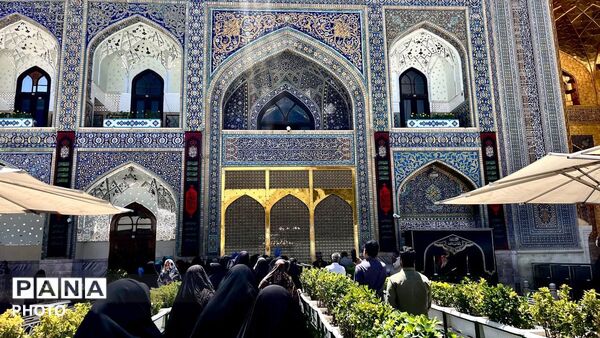 آرامشی زیر گنبد طلای امام رضا (ع)