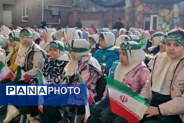 آیین نواخته شدن زنگ انقلاب اسلامی در مدرسه آیت‌الله خامنه‌ای قرچک