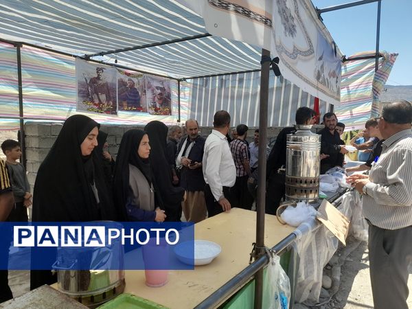 روز اربعین، در مواکب پل سیمره، خدمات‌رسانی به زائران حسینی همچنان ادامه دارد